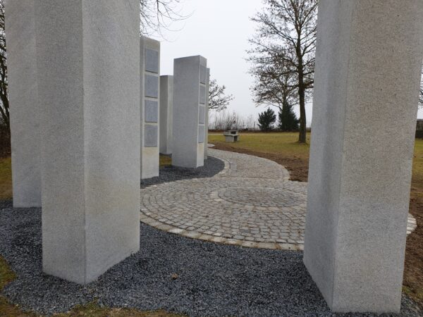 Urnenstelen Friedhof Schwabhausen